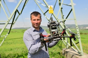 Dvě stě studentů z celého světa se na Fakultě elektrotechnické ČVUT učilo létat s drony